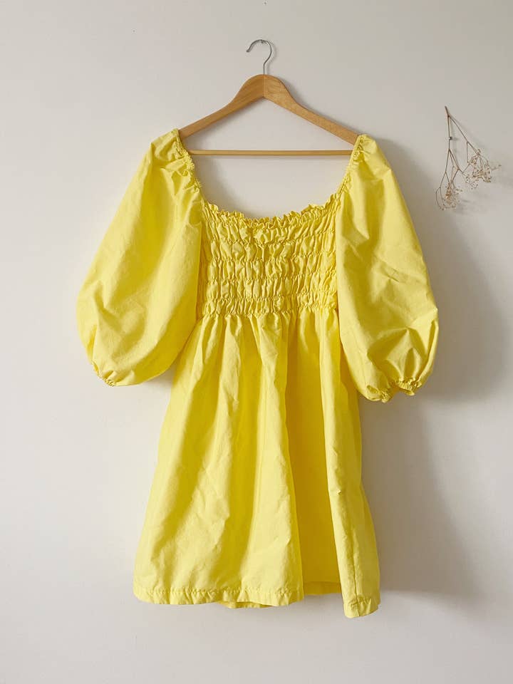 Robe Babydoll jaune citron pour la vente par Rubis Pastel