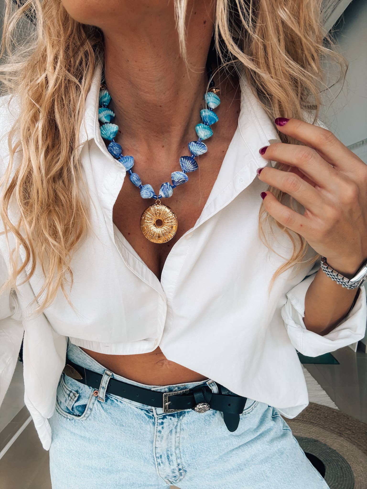 Goupi – Großhandel Kette mit Anhänger/Charm – Große statement Halskette mit goldenem Seeigel in Blau3