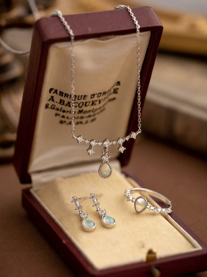 Set di Gioielli in Opale Starlight per la vendita all'ingrosso da parte di Camellia NYC