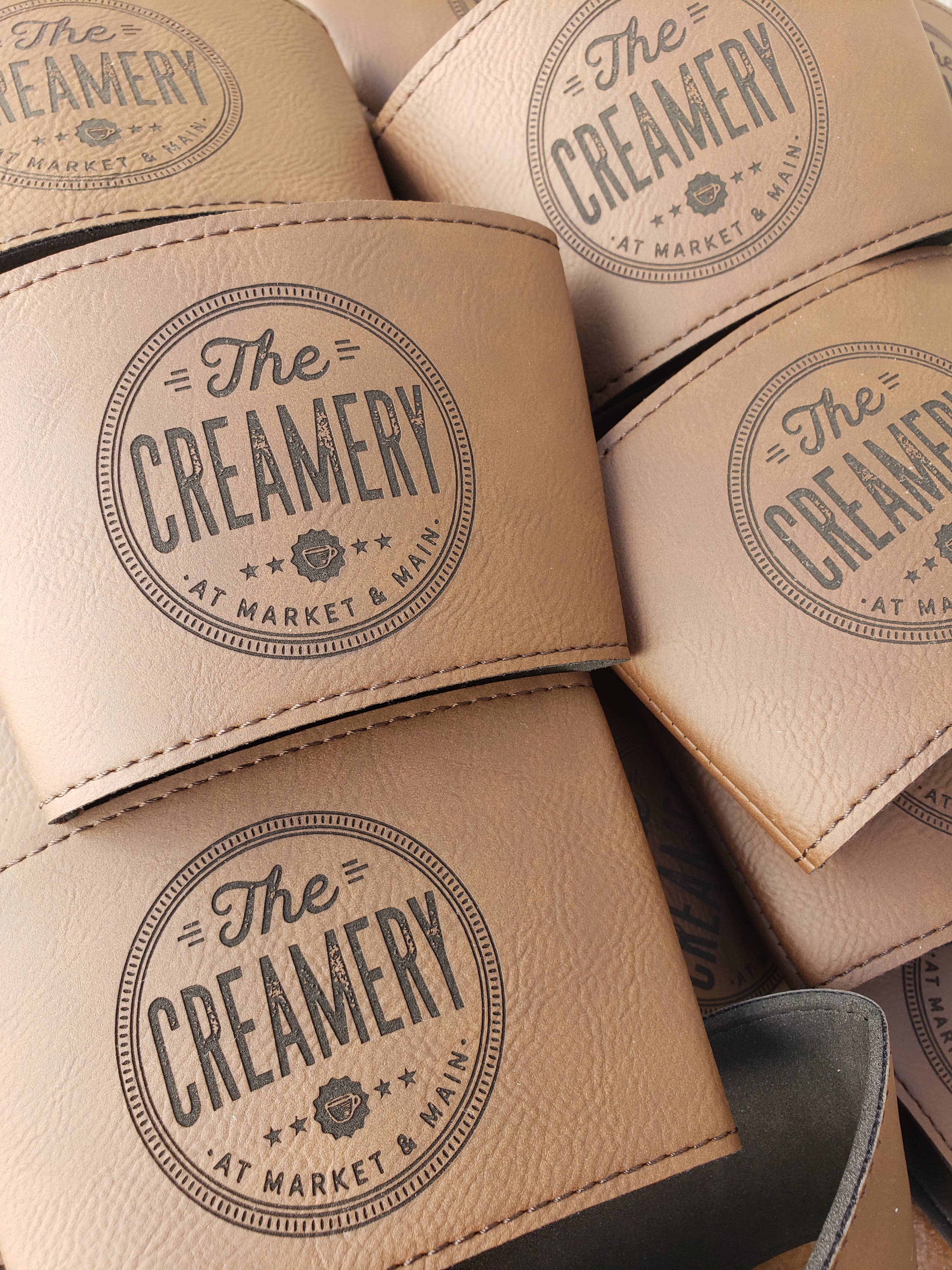 The Rural Home - Venta al por mayor Fundas para recipientes de bebida - Manga de Taza de Cuero Sintético Grabada – Marca de Cafetería Reutilizable17