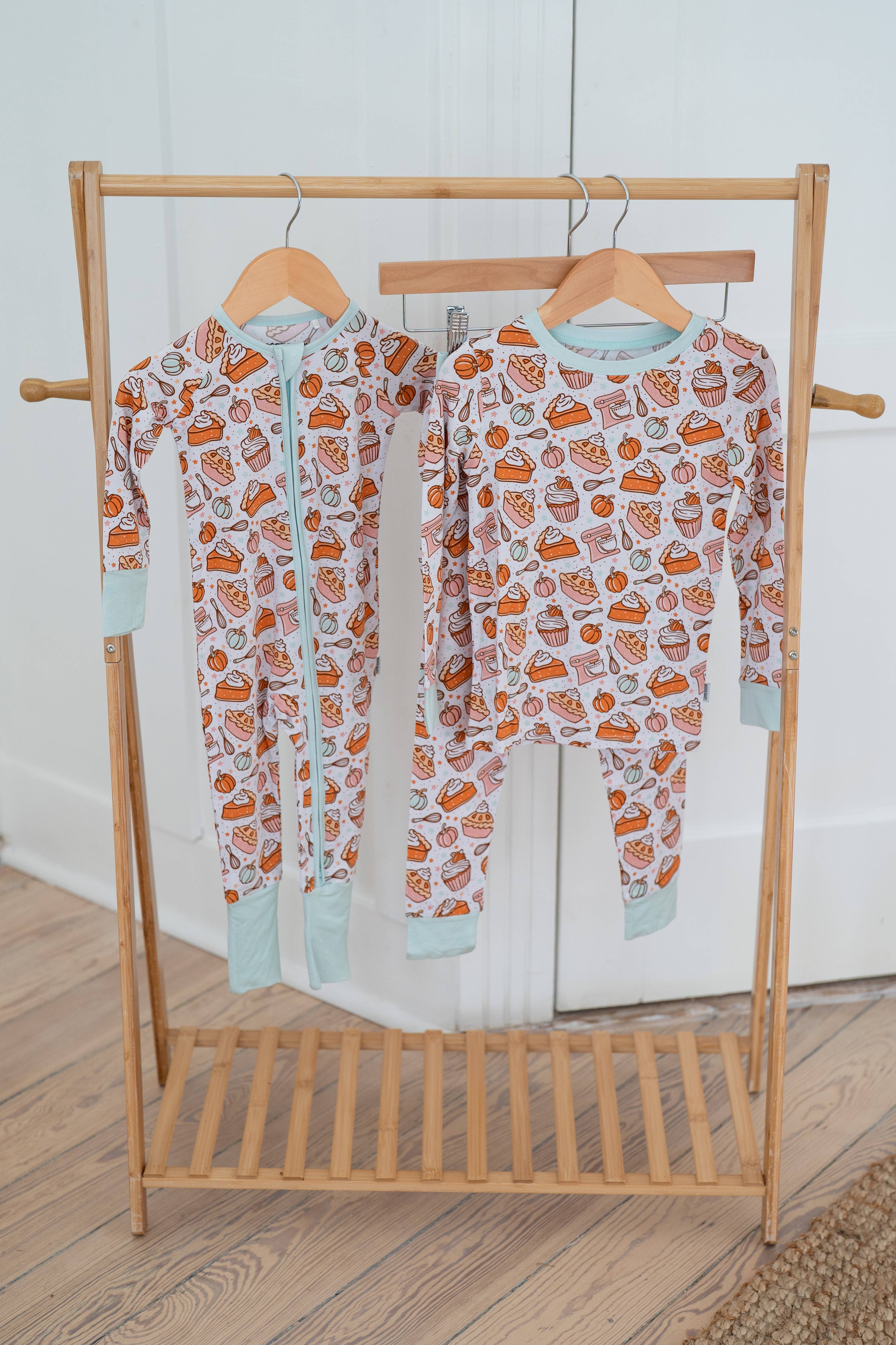 Boosh Baby - Vente Bas de pyjama – enfant - Pyjama grenouillère en bambou Zippy pour la cuisson des tartes à la citrouille pendant les fêtes 🥧 ✨5