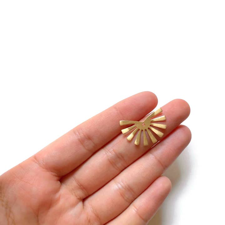 Lot de 4 breloques avec pendentif en forme de demi-soleil en laiton de 25 x 13,5 mm pour la vente par Crafters Resort