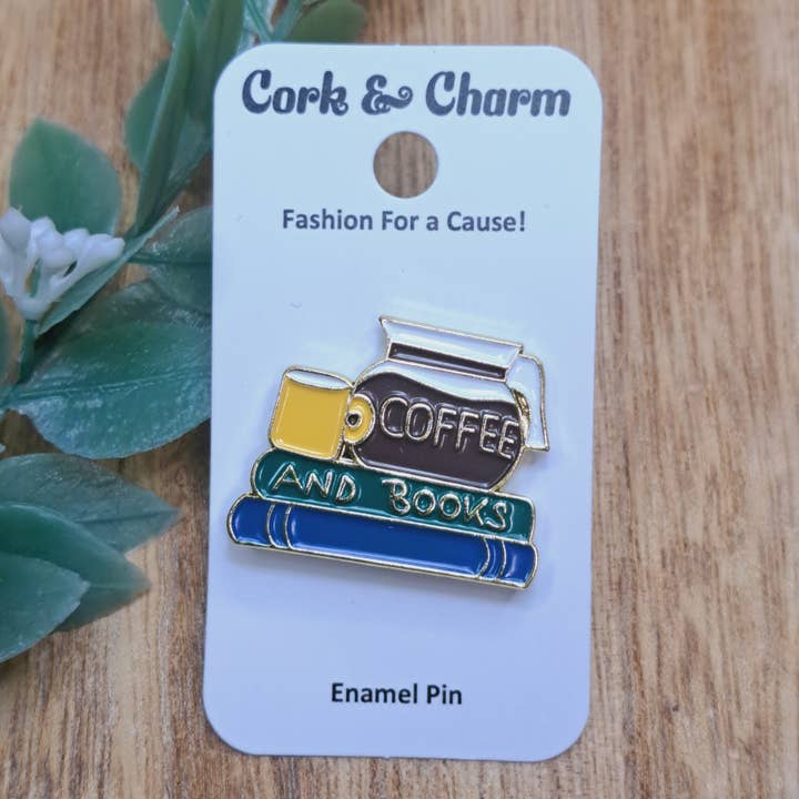 Kaffe og Bøger Bog Emalje Pin for engroshandel hos Cork and Charm