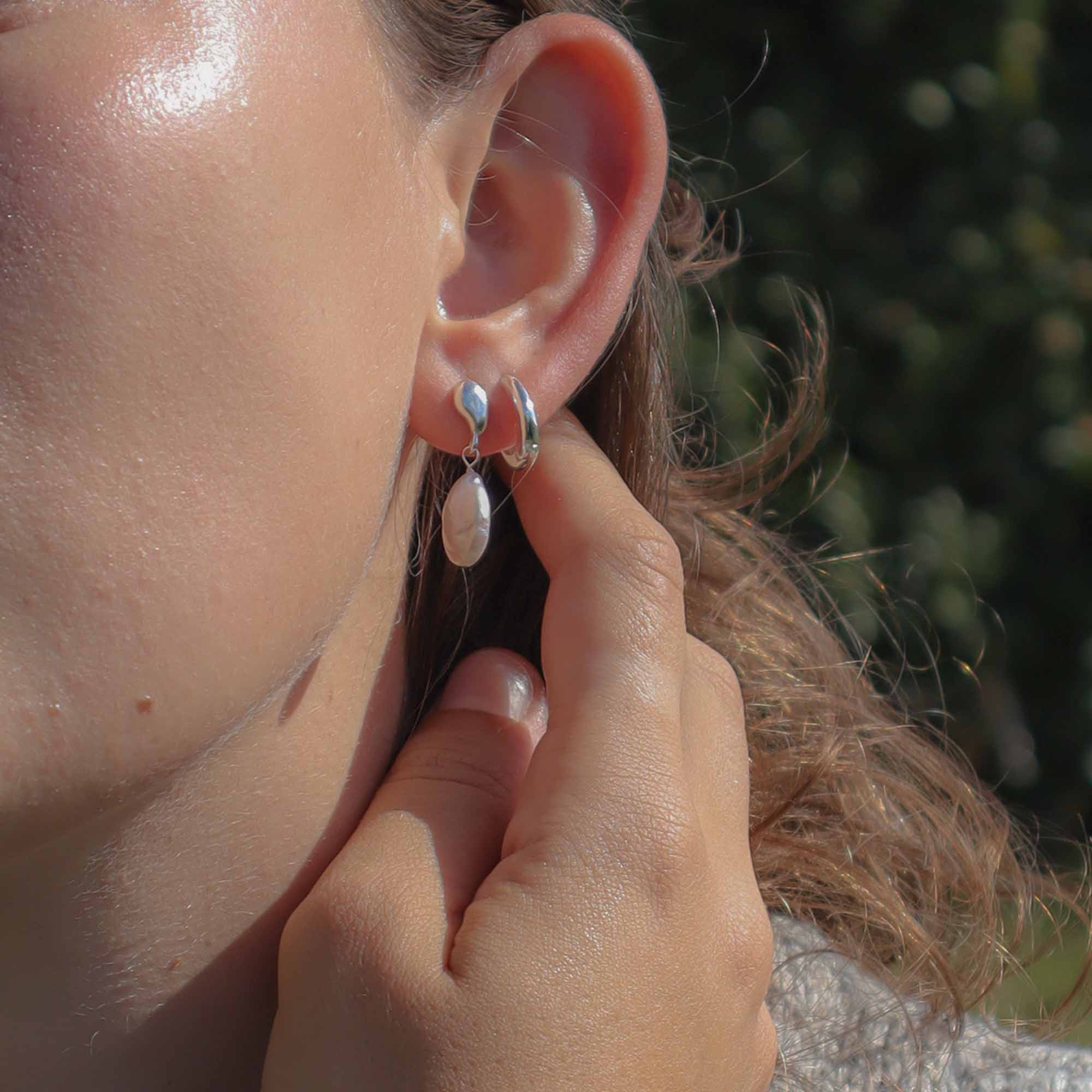 Koi Atelier - Wholesale Dangle Earrings - Blob studs with pearl silver3