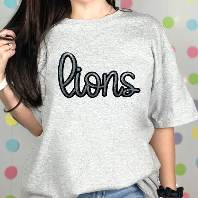 T-shirt per tutti i giorni con paillettes Lions Ash per la vendita all'ingrosso da parte di Trendy Tee Co.