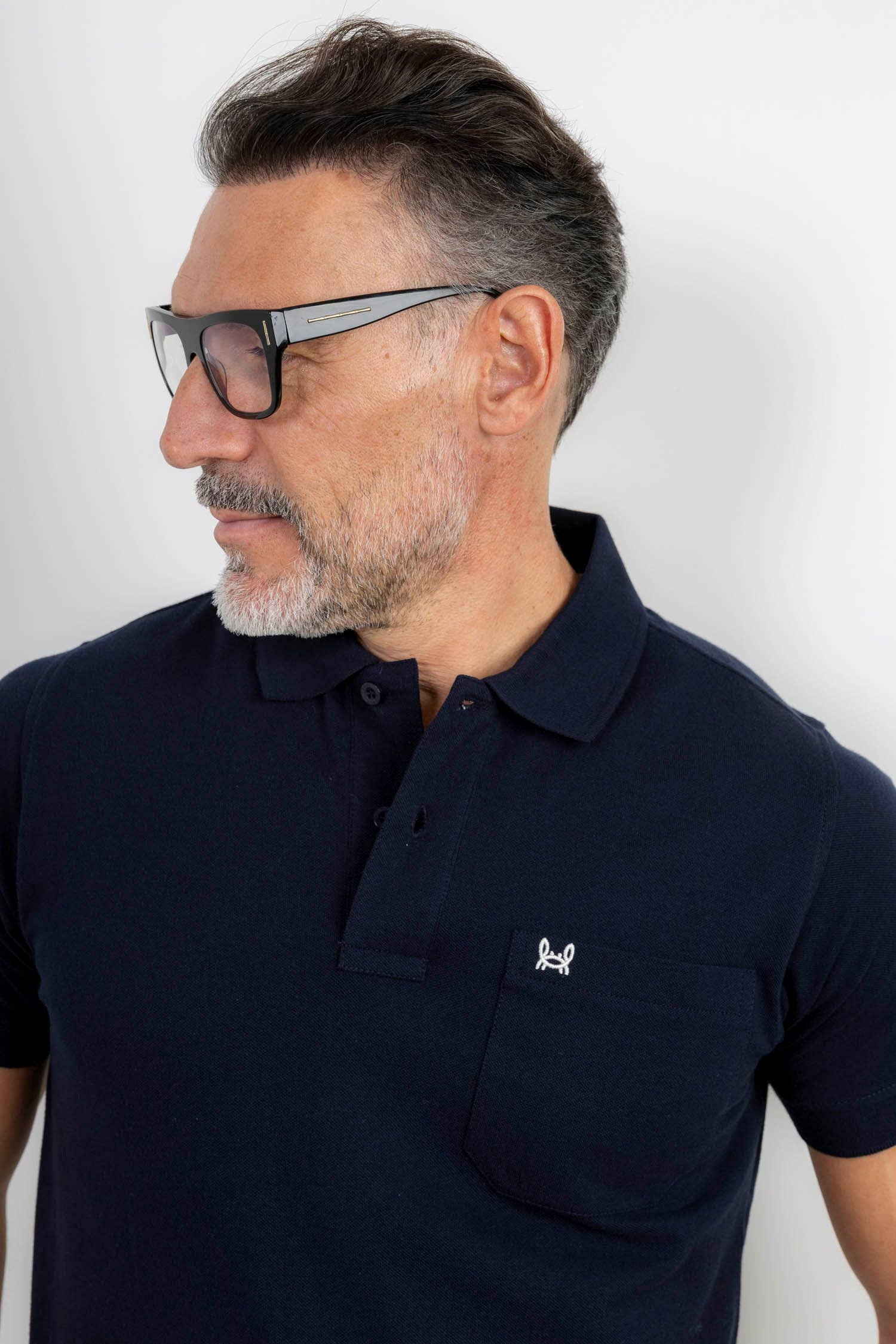 Custi Mikelo: Men's Clothing & Christmas Gifts – Engroshandel Polo - Herre – Navyblå poloshirt med brystlomme2