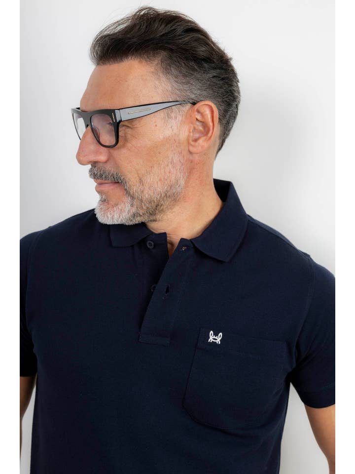 Custi Mikelo: Men's Clothing & Christmas Gifts – Engroshandel Polo - Herre – Navyblå poloshirt med brystlomme2