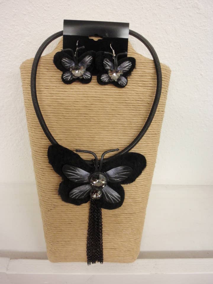 CORDON NOIR AVEC PENDENTIF PAPILLON EN CUIR SYNTHÉTIQUE pour la vente par International Duru's