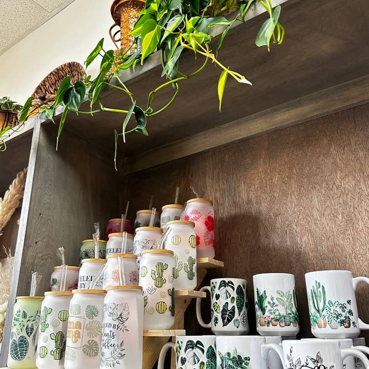 KraftyKathyDesignsCo - Vente Verre/tasse - Canette de bière Fueled by Plants en verre de 18 oz (givrée) 1