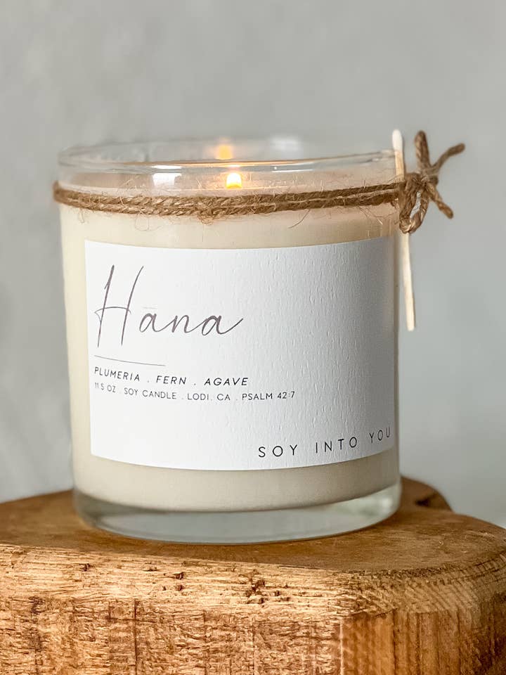 Candela di soia Hāna 11,5 oz - Sale marino, lime, agave per la vendita all'ingrosso da parte di Soy Into You®