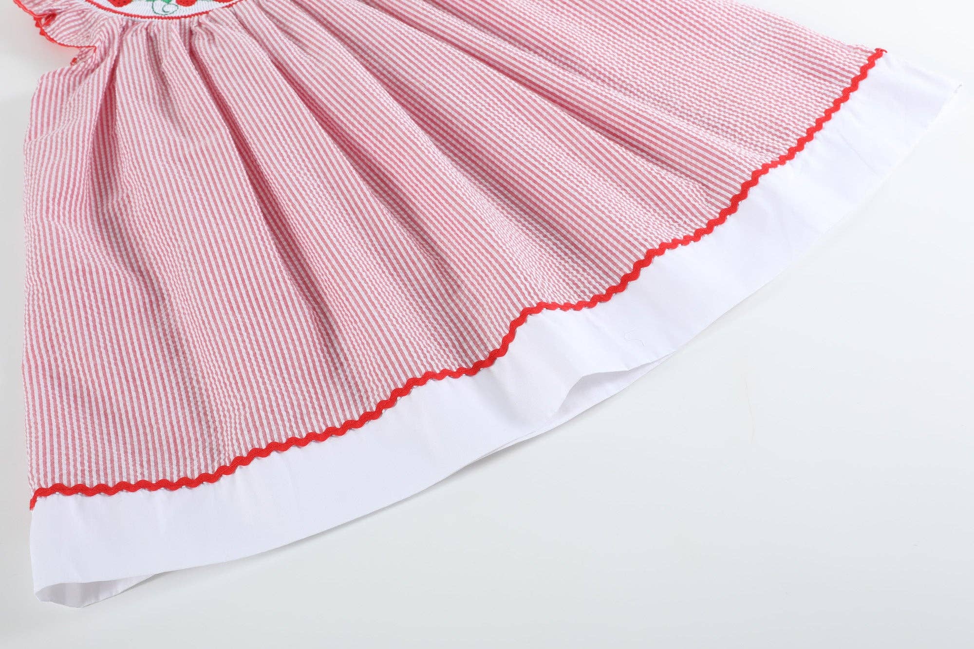 Lil Cactus - Vente Robe – enfant - Robe évêque smockée à fraises en seersucker rouge5