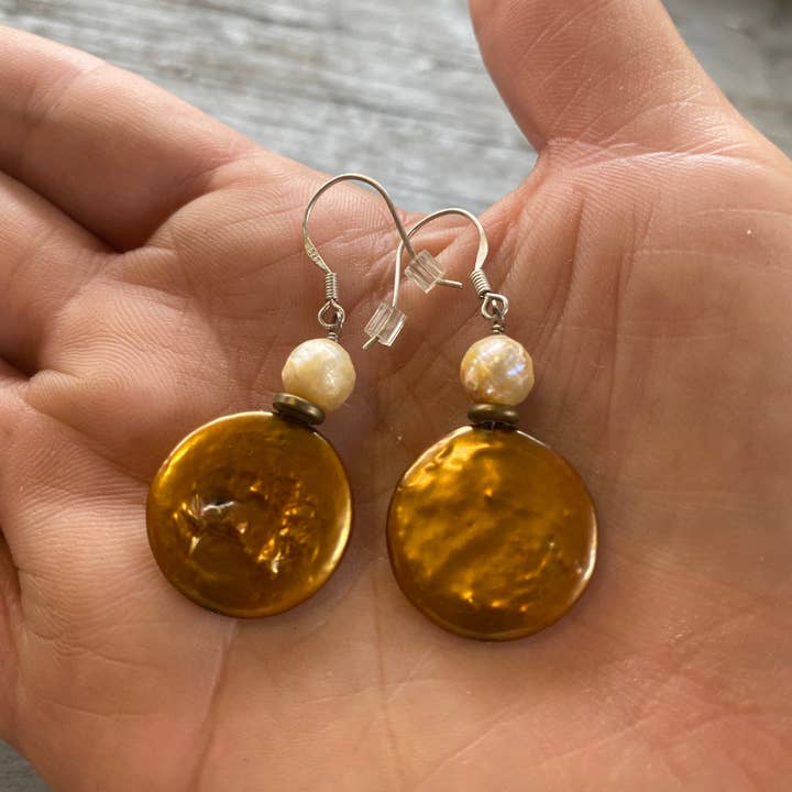 Set mit verschiedenen handgefertigten Ohrringen für den Großhandel von The Beaded Pony