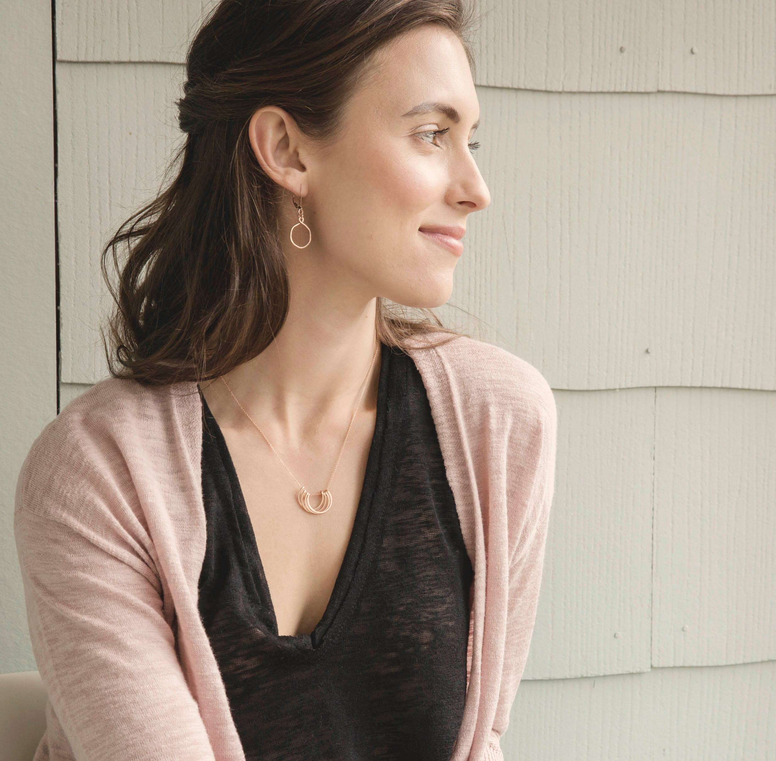 Freshie & Zero - Venta al por mayor Collares con colgantes/abalorios - Collar pequeño con pétalos de miel, círculos martillados en capas3