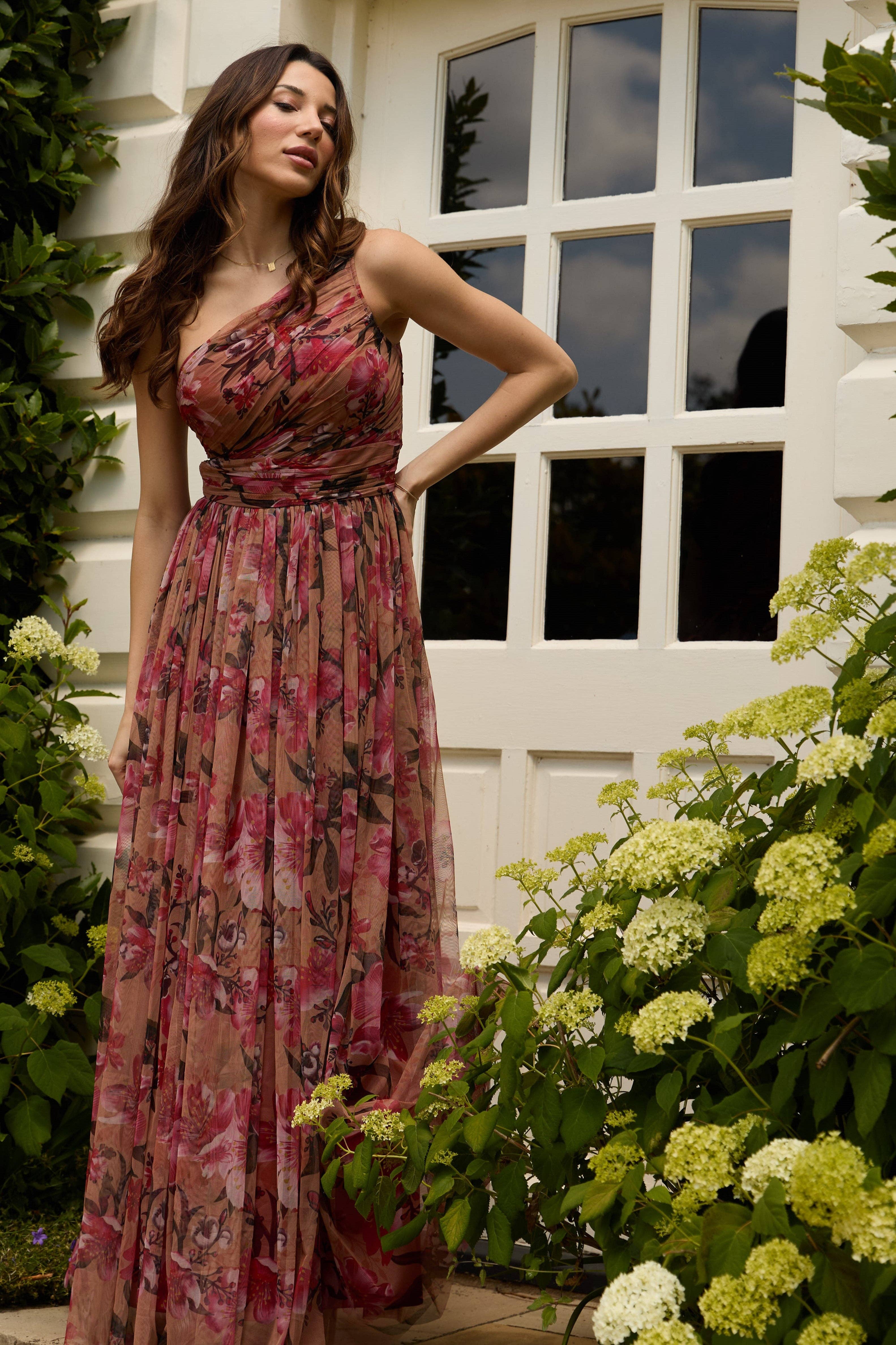 Rote Rose mit Blumen Ein-Schulter-Tüll-Maxikleid in Roter Rosenblüte für den Großhandel auf Faire1