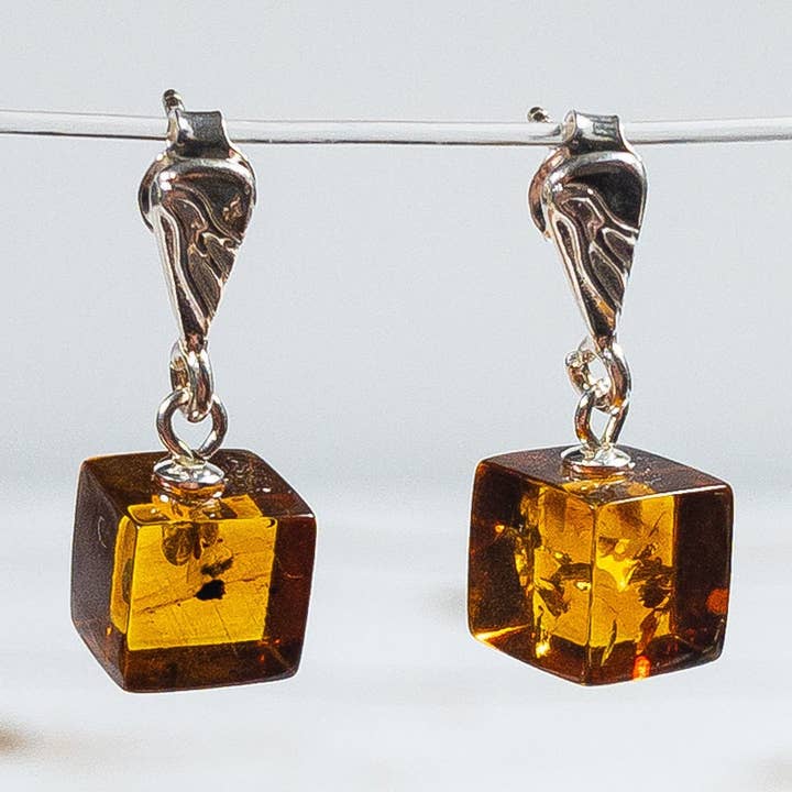 Orecchini semplici in ambra baltica con piccoli pendenti in argento per la vendita all'ingrosso da parte di Marcin Waryszak