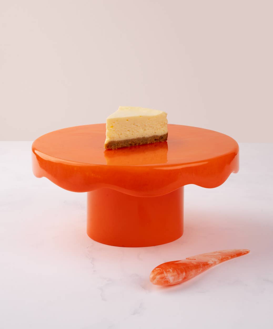 Casa Amarosa - Wholesale Cake stand - Scallop Resin Cake stand, Orange- 9.5x4.5 Inches