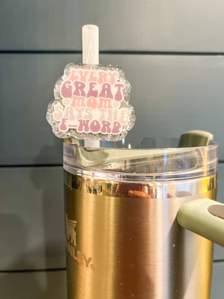 Hver Fantastisk Mor Siger F*ordet Sugerørscharme | Tumbler Tilbehør | Sugerørscharme | Sjov Charme | Gave til Mor | MaMa Sugerørscharme for engroshandel hos Hollow Grove Designs