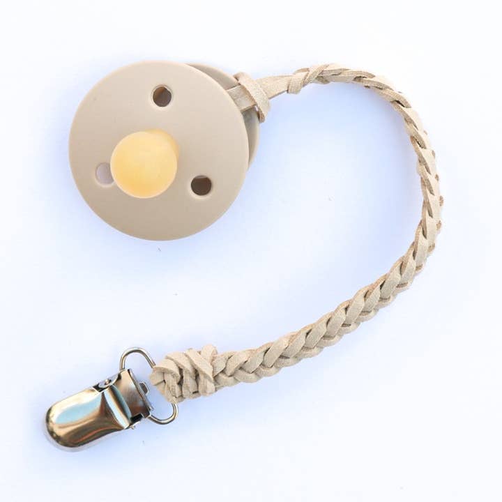 Suporte de Chupeta Trançado Camurça - Sugar Cookie por atacado de Ohdubidu