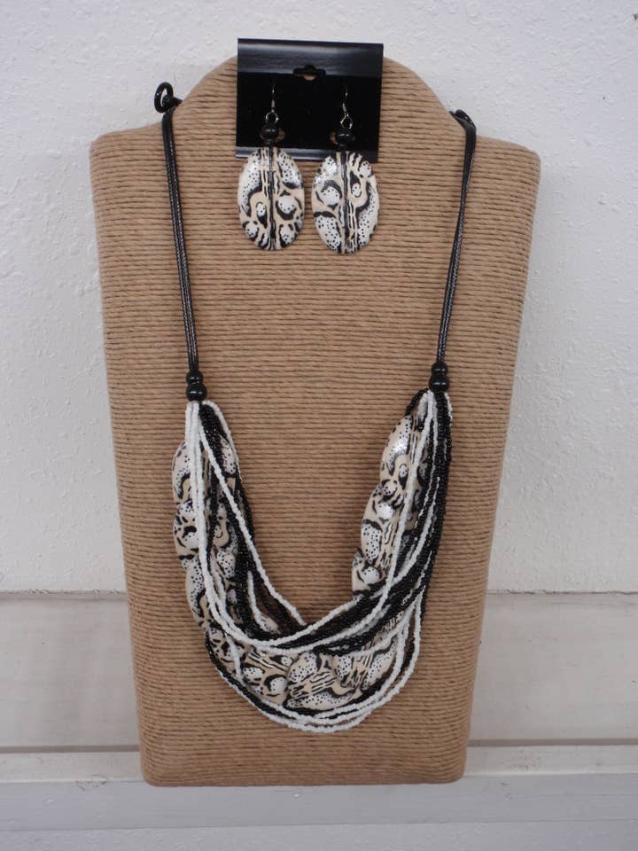 3 STRANDS BLACK ADJUSTABLE CORD WITH BLACK AND WHITE SEED BE for wholesale by International Duru's