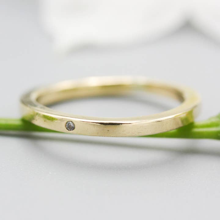 Bague de mariage rectangulaire en or 18 carats avec diamant de 1 mm pour la vente par Metal Studio Jewelry