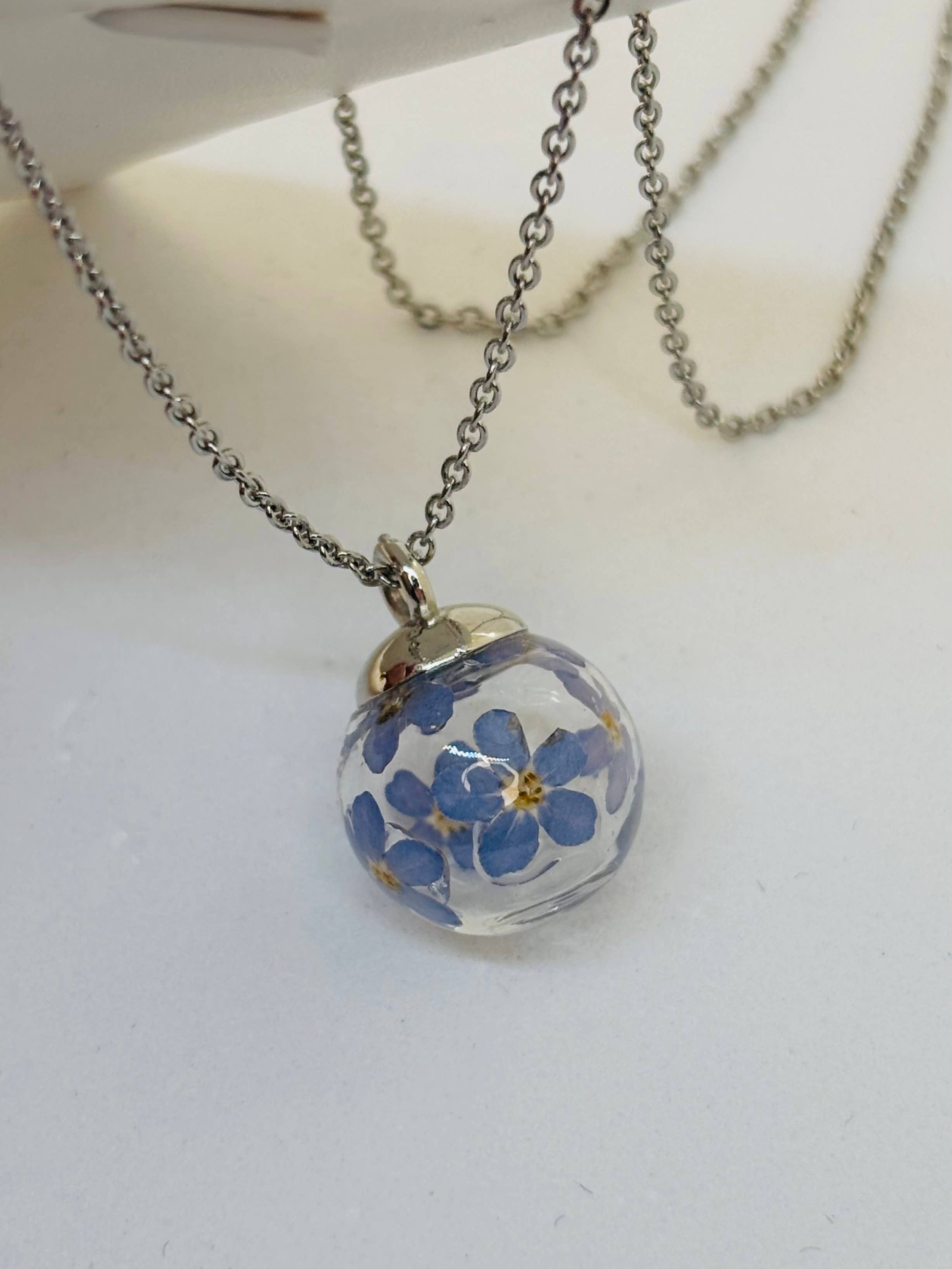 Madame Cousette - Vente Colliers à pendentif - Collier fleur séchée Myosotis sphère doré ou argenté11