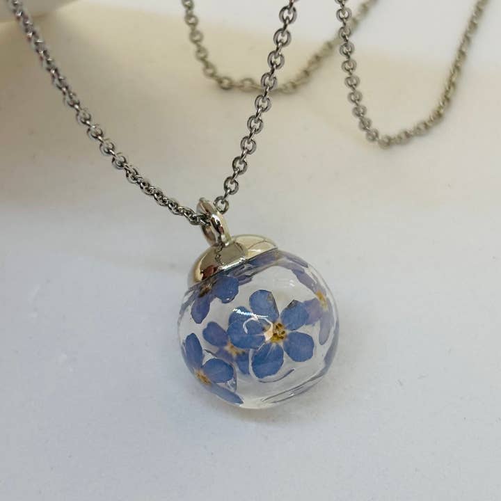 Madame Cousette - Vente Colliers à pendentif - Collier fleur séchée Myosotis sphère doré ou argenté11