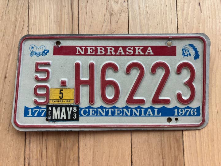 1976 Nebraska Nummernschild mit 1981 und 1983 Plakette für den Großhandel von RusticPlates