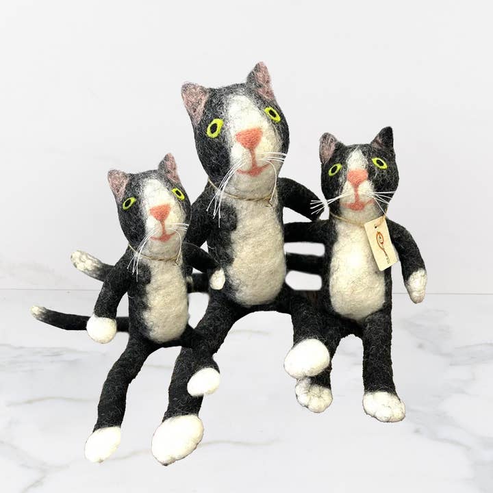 Jouet chat assis - chat smoking pour la vente par The Winding Road