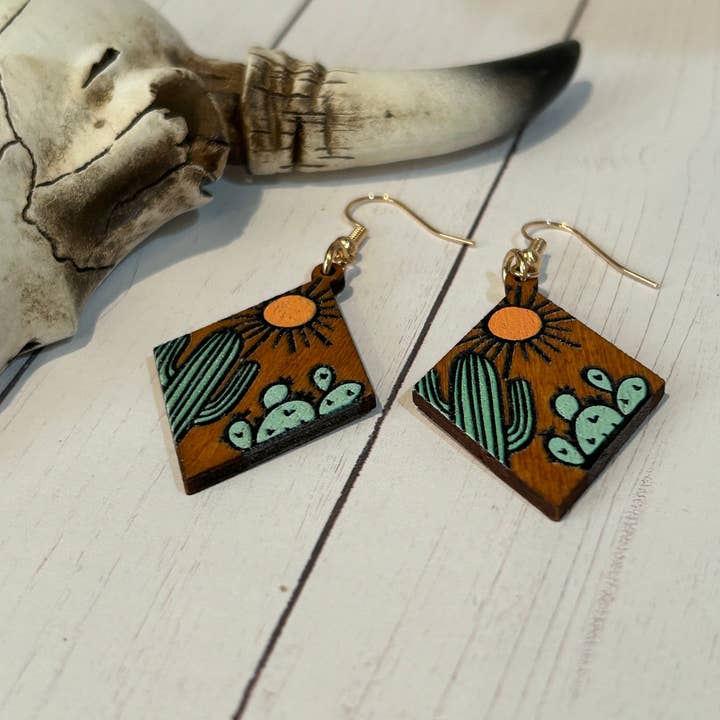 Montana Jewelry & Gifts – wholesale Hängande örhängen – Kaktustema målat på träörhängen