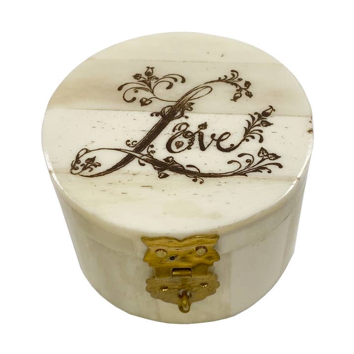 Caixa Redonda de Osso com Anel Gravado com "Amor" - 5,7 cm por atacado de Madison Bay Co. - Historical Home Decor Reproductions