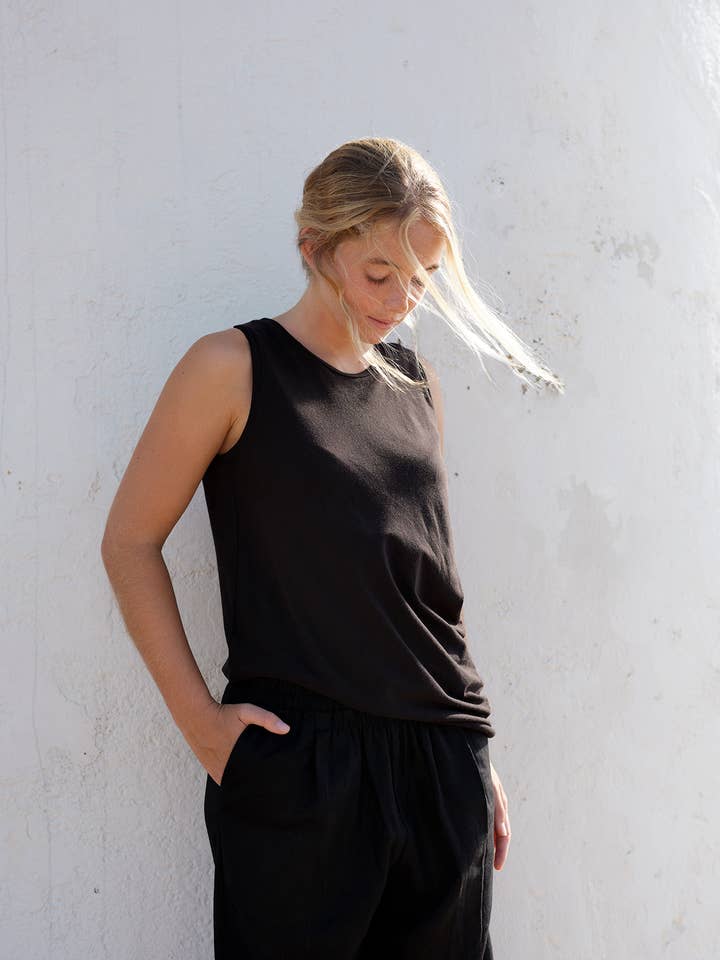 Top senza maniche asimmetrico drappeggiato in morbido jersey di bambù TEIX per la vendita all'ingrosso da parte di CECILIA SÖRENSEN