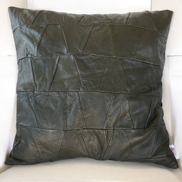 Housse de coussin en cuir véritable recyclé noG6 pour la vente par Artisan by MF