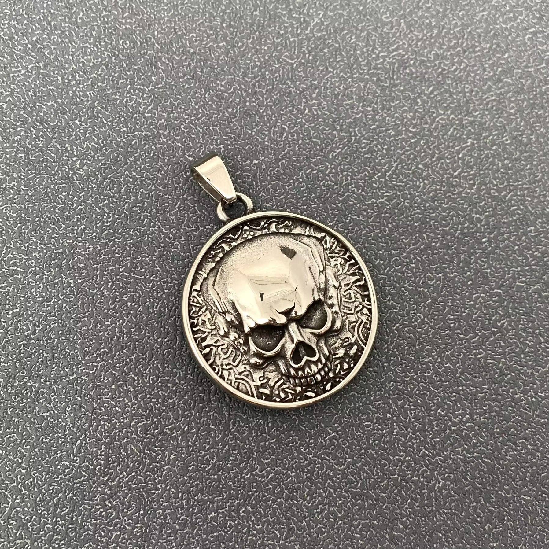 Mio Queena - Venta al por mayor Material para manualidades - Colgante de acero inoxidable con forma de calavera tallada a doble cara - MJ/MNP2