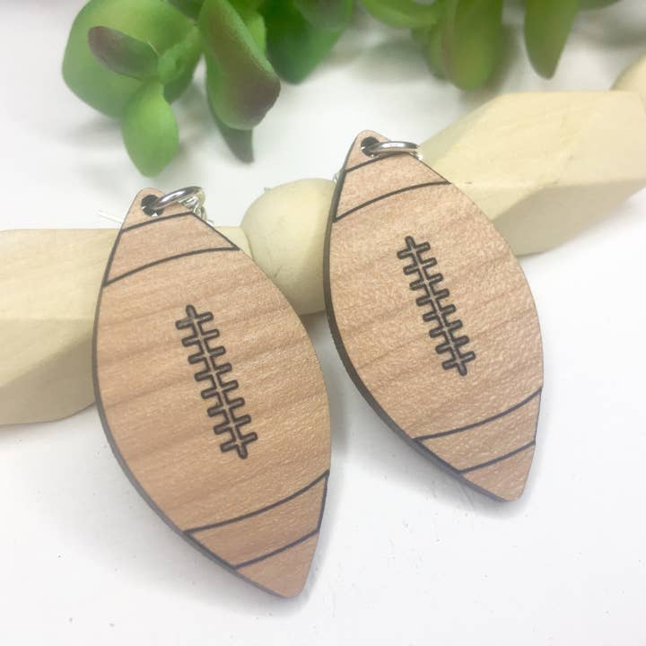 Pendientes colgantes de madera de fútbol para venta al por mayor de Anna Bannister with ReNue