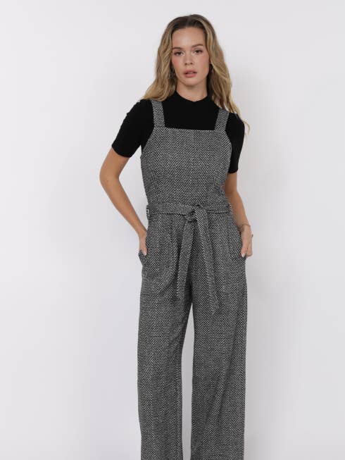 Femme Energy Overall mit Gürtel : SCHWARZ ELFENBEIN für den Großhandel von Sage The Label