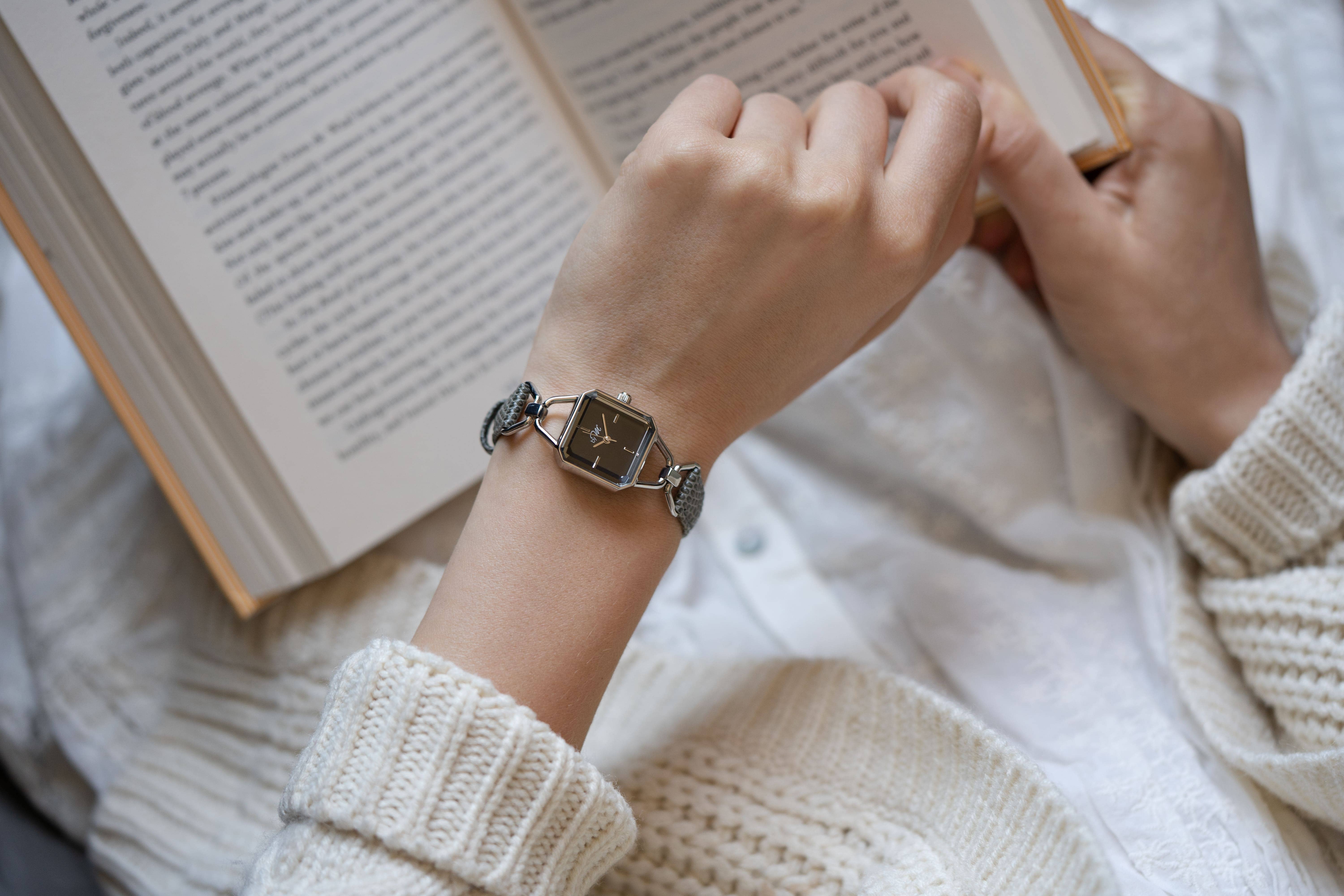 by M degrees – wholesale Armbandsur - Dam – Vintage-inspirerad fyrkantig silverklocka | Grå läderrem1