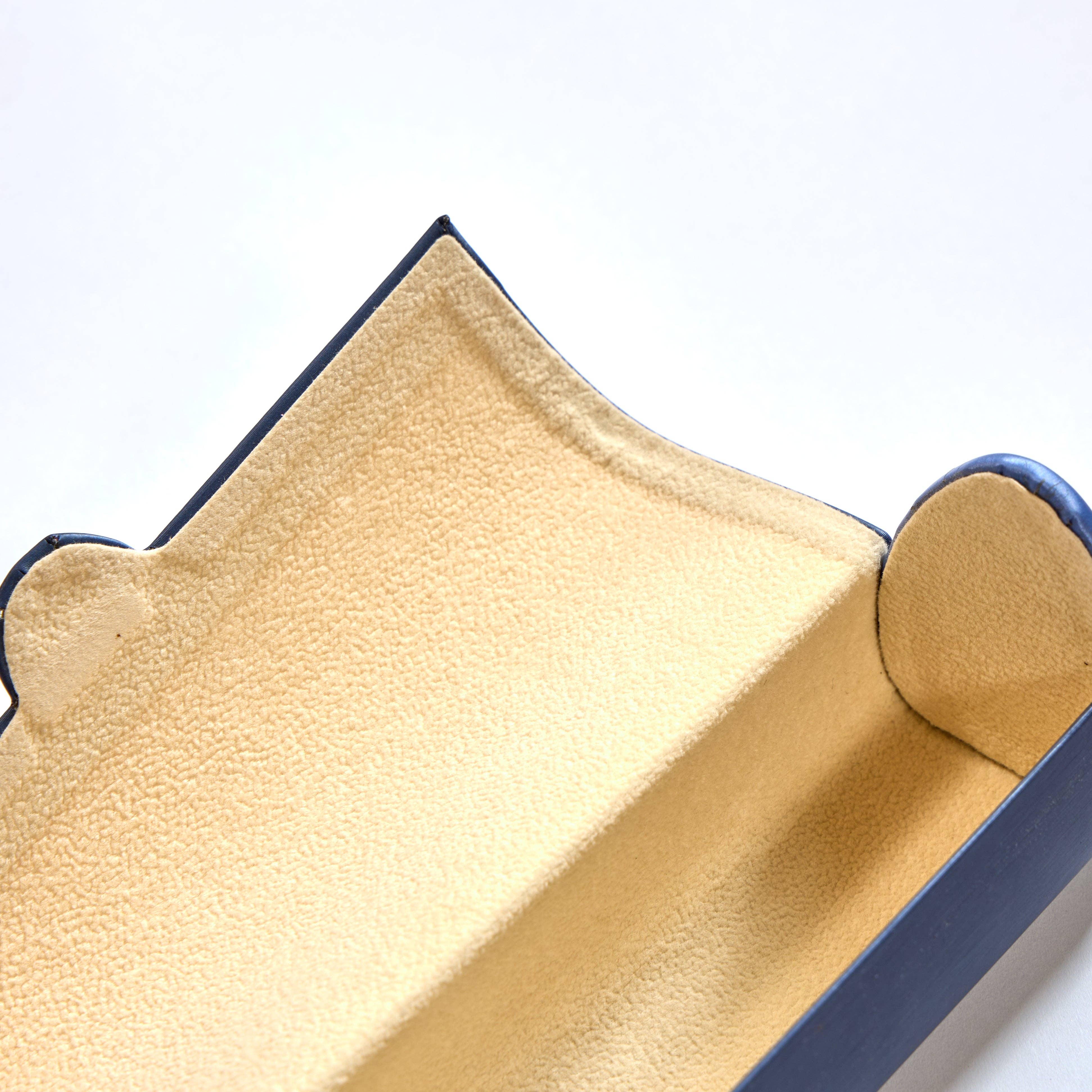 Real Sic - Wholesale Eyewear cases & holders – Unisex - Vintage-Inspired Magnetic Vegan Leather Glasses Case: Retro Cylindrical Design for Stylish Eyewear Protection9