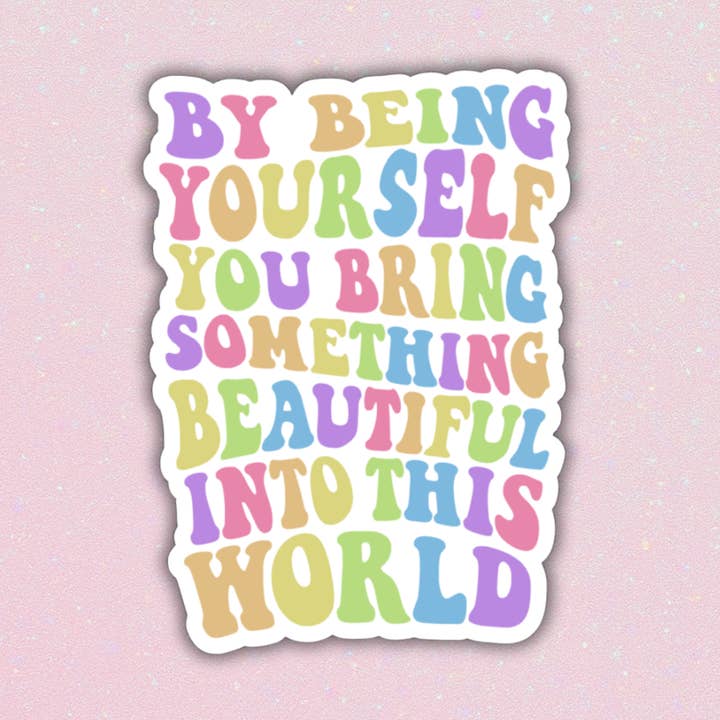 Ved at være dig selv bringer du skønhed klistermærke for engroshandel hos Ashlish Vinyl Vibes