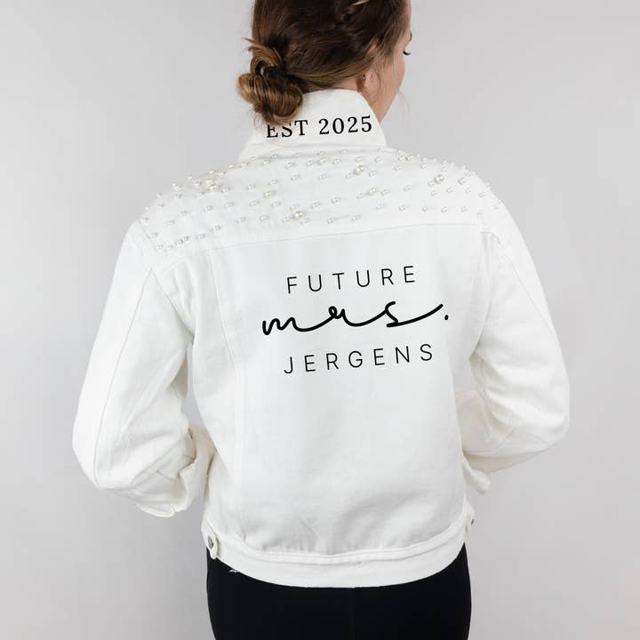 Cadeau de mariée personnalisé Future Mrs White Pearl Denim Jacket pour la vente par GiftsbyPR