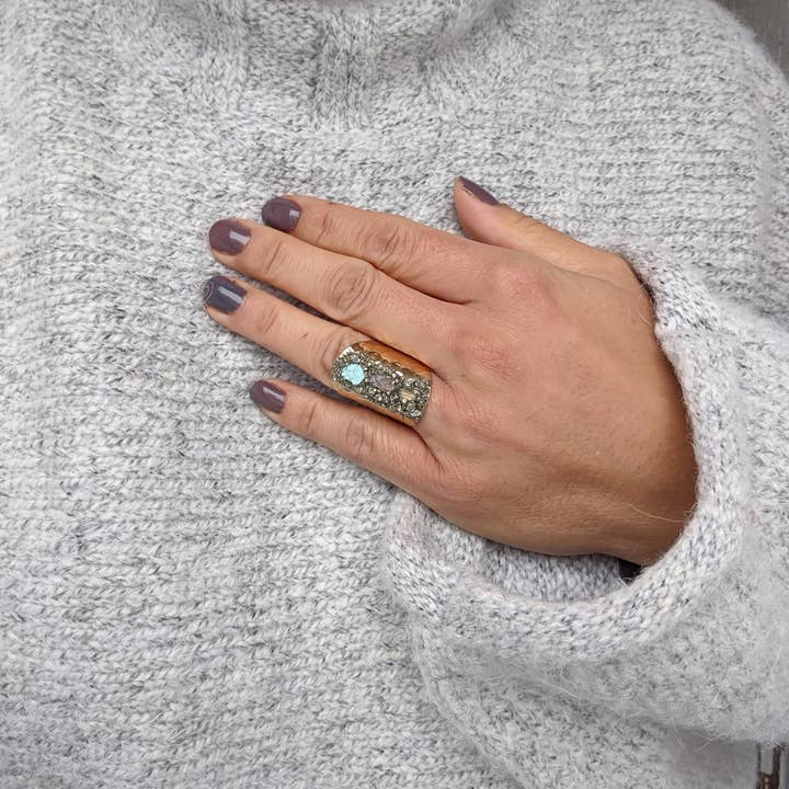 Dynamo – wholesale Cocktail/Statement Ring – Smycke | Statementring med tri-färgade ädelstenar i 14k guld1