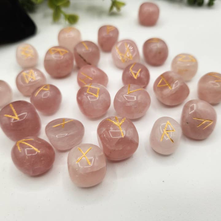 Meraki Gemstones – Engroshandel Spirituelle sten og krystaller – Rose Quartz halvædle rune-sæt med fløjlspose1