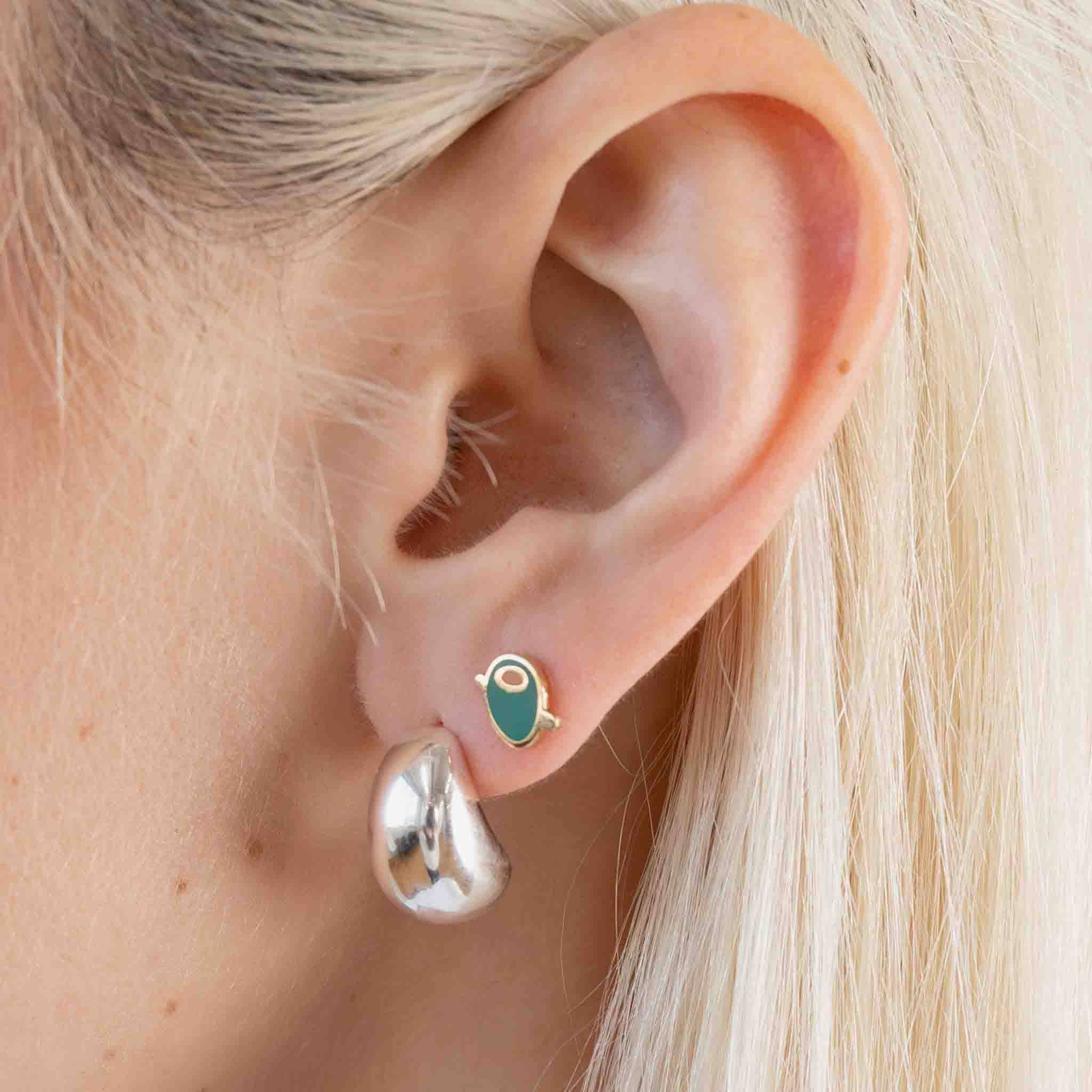 Larissa Loden – Großhandel Ohrstecker – Ohrstecker aus olivgrüner Emaille1