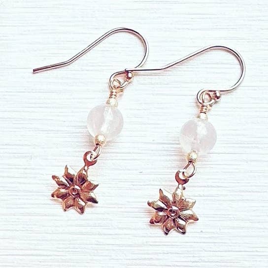 Boucles d'oreilles pendantes avec pierre de lune et charme fleur | Plaqué or 14 carats pour la vente par MM&H DESIGNS