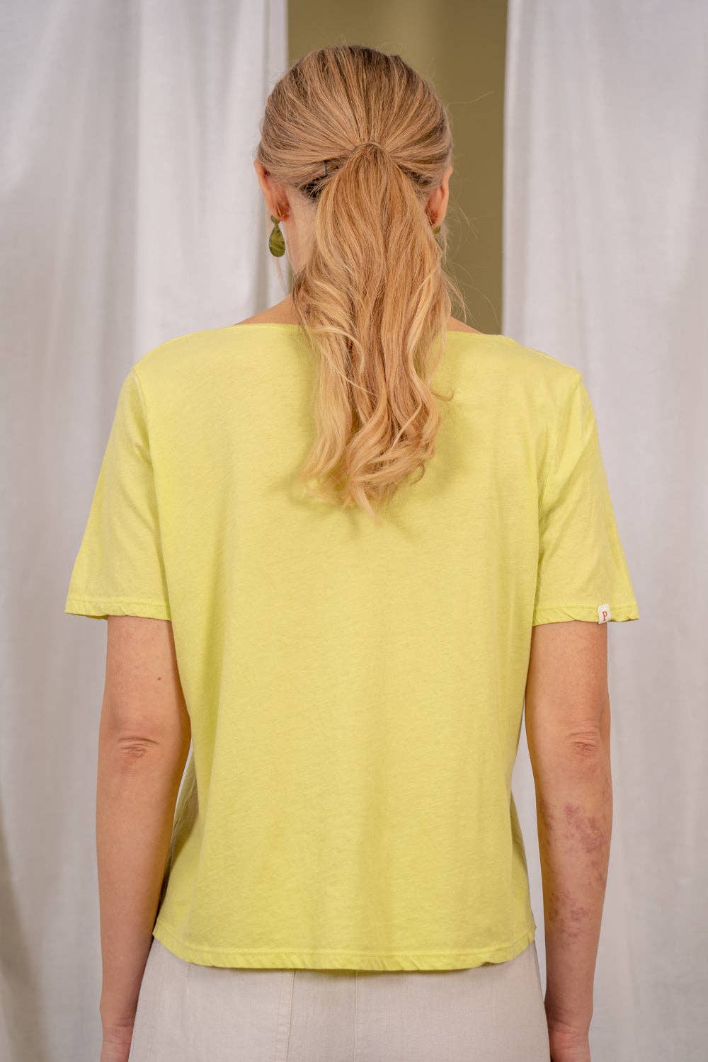 POEMS BCN – Engroshandel T-shirt – til kvinder – TIKEI bomulds T-shirt med V-hals4