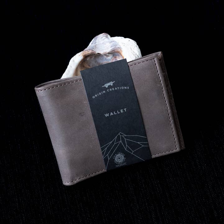 Portafoglio in pelle BIFOLD Italian Mocha/Fair Trade Artisan per la vendita all'ingrosso da parte di Twin Engine Coffee