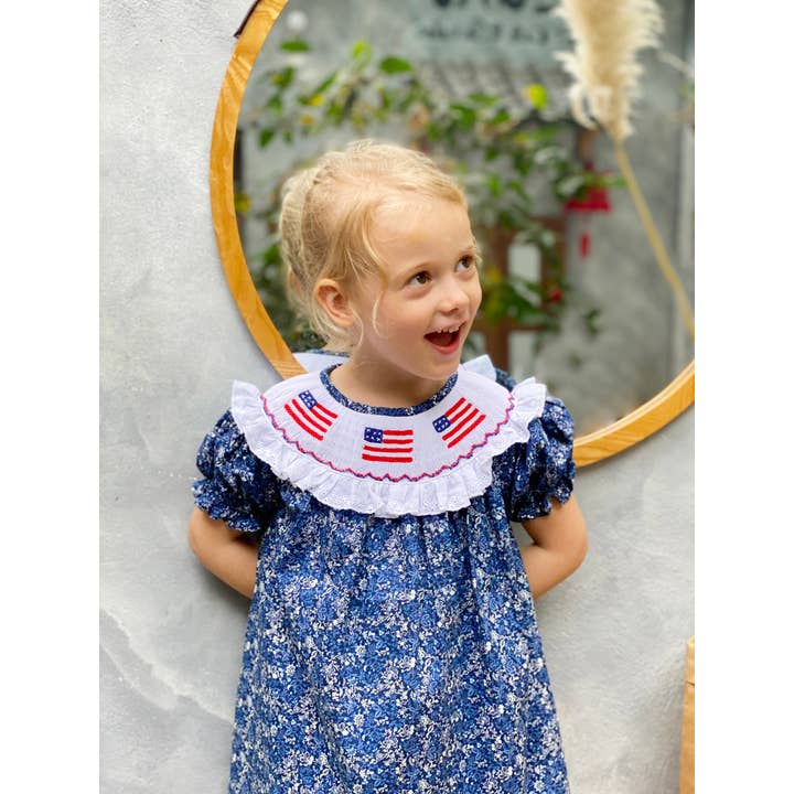 Kleid für den 4. Juli — Handgesmokte amerikanische Flagge auf marineblauem Paisley für den Großhandel von Angeline Kids
