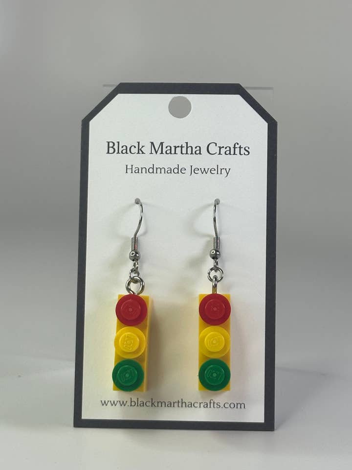 Stoplys-inspirerede murstensøreringe for engroshandel hos Black Martha Crafts