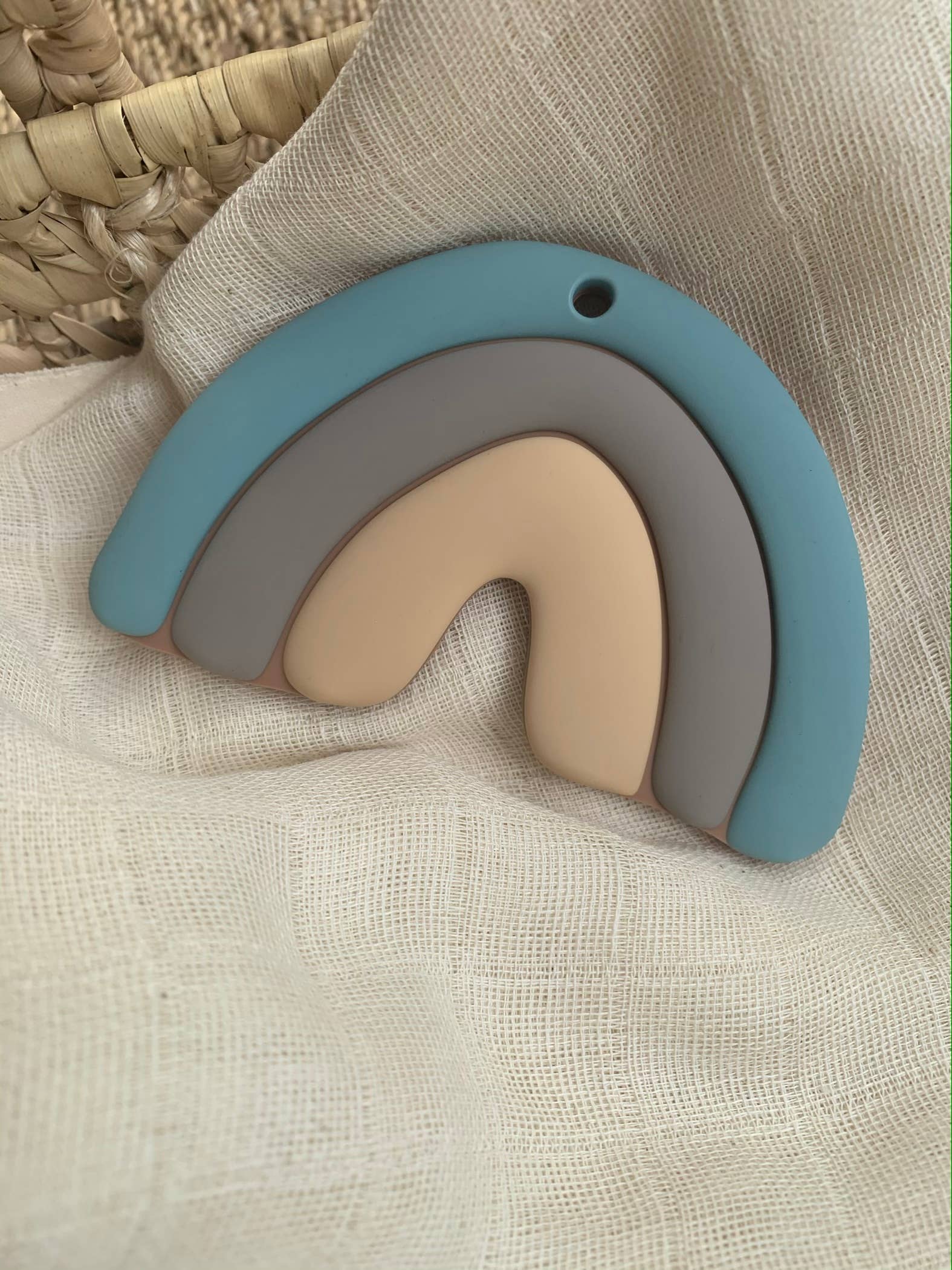 leo et lea france – Großhandel Beißspielzeug (ohne Clip) – Baby – Regenbogen-Beißring aus Silikon, Montessori, leo et lea4