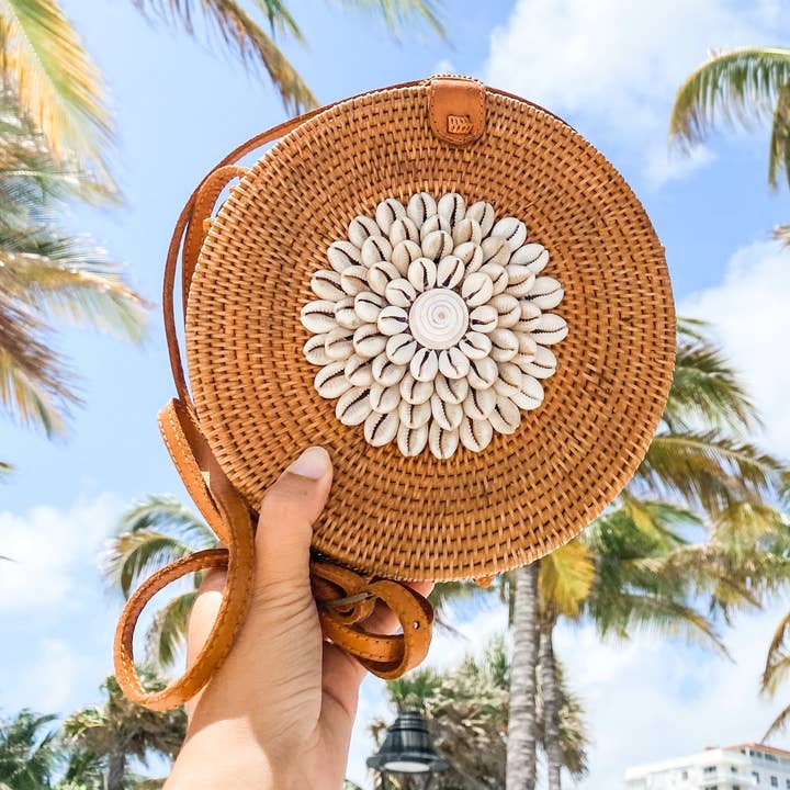 Bali runde Rattan Crossbody taske Seashell Forskønnelse med justerbar rem for engroshandel hos Ganapati & Co.