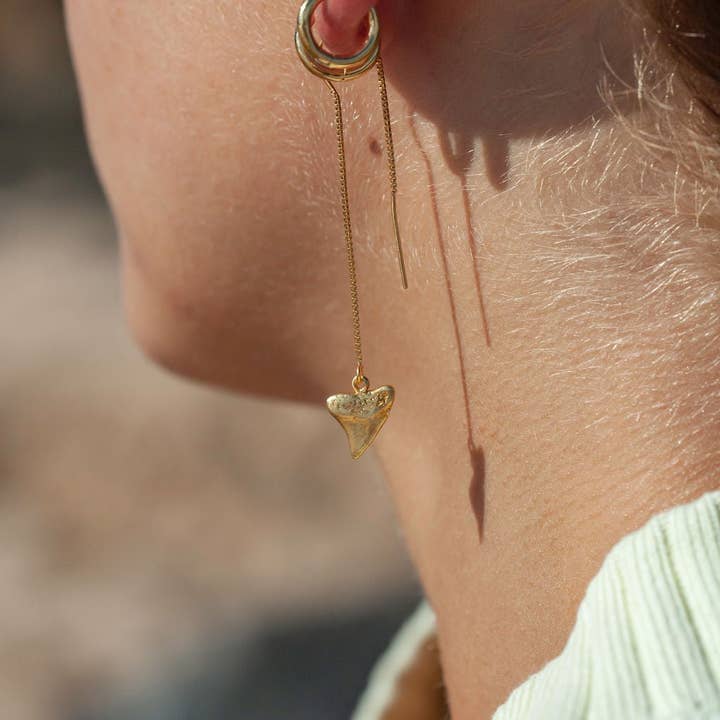 Ke Aloha Jewelry - Wholesale Hangende/ronde oorbellen - Petite Gold Shark Tooth Threader Oorbellen - Mano Petite7